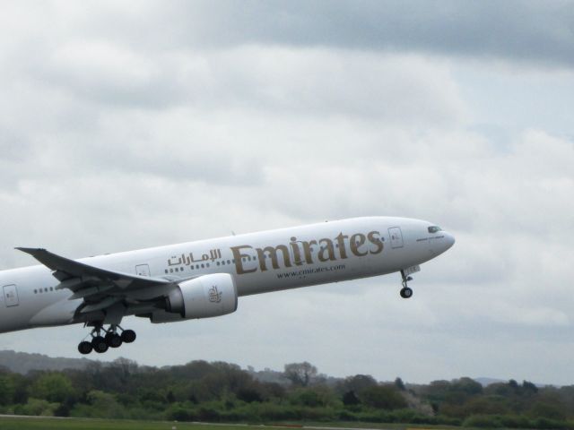 Boeing 777-200 (A6-ECE)