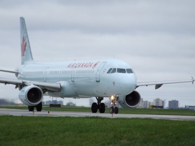 Airbus A321 (C-GIUB)