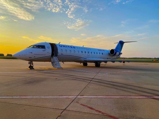 Canadair Regional Jet CRJ-200 (N916EV)