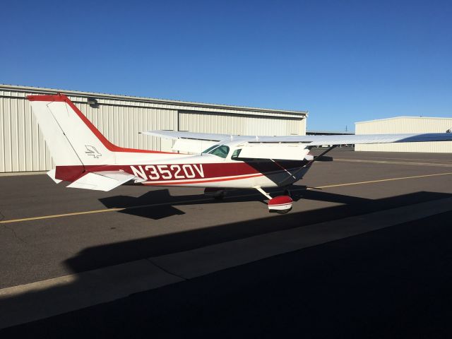 Cessna Skyhawk (N3520V)