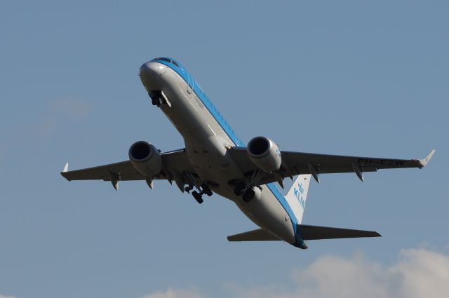 Embraer 170/175 (PH-EZW) - Embraer ERJ190