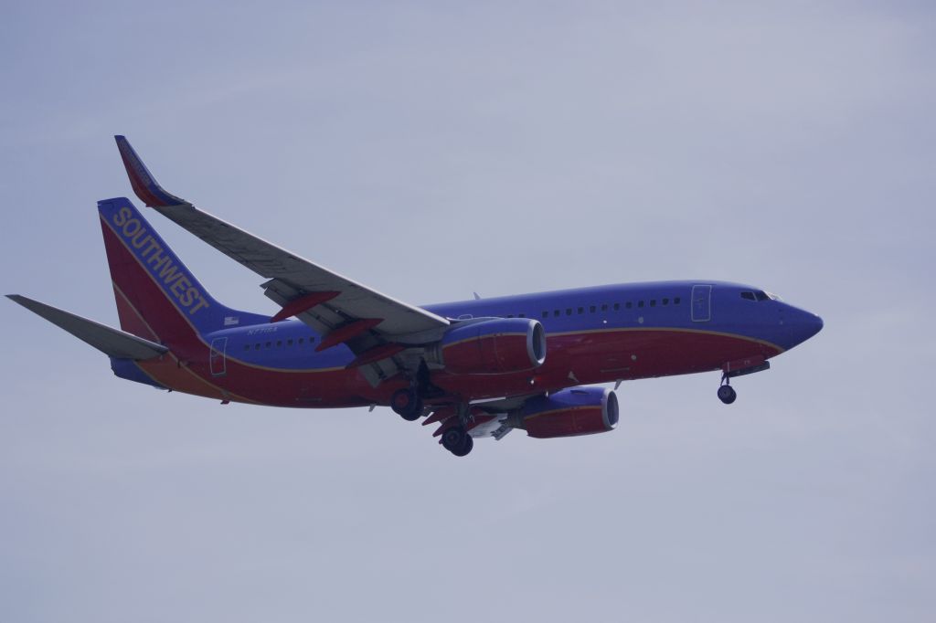 Boeing 737-700 (N771SA) - On final for Rwy 19 at KDCA