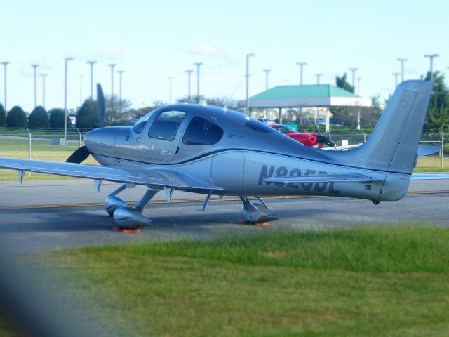 Cirrus SR-22 (N825DL)