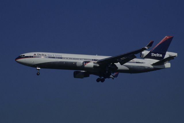 Boeing MD-11 (N804DE) - Final Approach to Narita Intl Airport Rwy34L on 1998/10/04