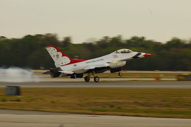 Lockheed F-16 Fighting Falcon —