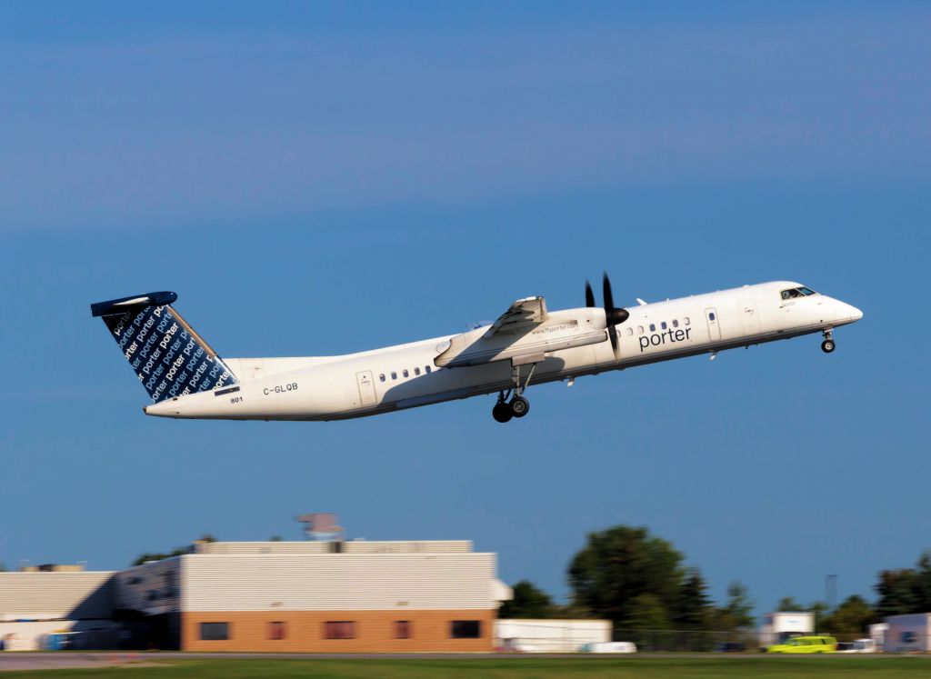 de Havilland Dash 8-400 (C-GLQB) - Heading for Greater Moncton Intl Airport.