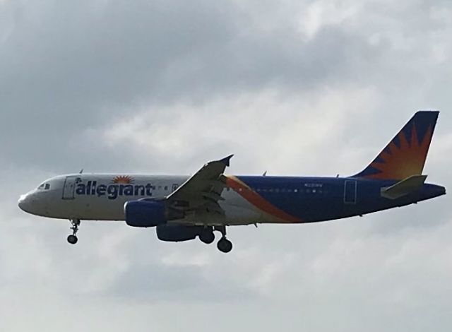 Airbus A320 (N221NV) - Runway 25 arrival! 7/5/22.