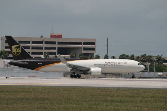BOEING 767-300 (N317UP)