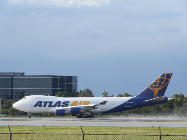 Boeing 747-400 (N477MC)