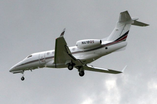 Embraer Phenom 300 (N418QS) - NetJets Aviation Phenom 300 on short finals for rwy 10L on 7-May-18 arriving from KSGJ as EJA418.