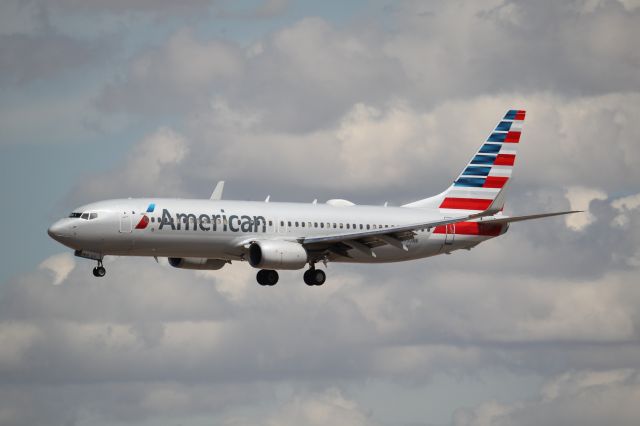 Boeing 737-800 (N950NN)