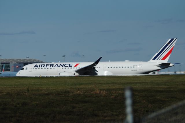 Airbus A350-900 (F-HTYR) - Taxiing after landing.