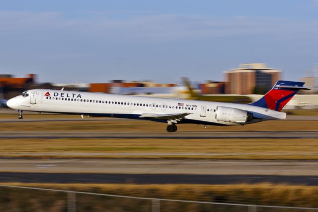 McDonnell Douglas MD-90 (N927DN)