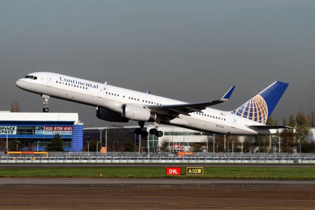 Boeing 757-200 (N17133) - Airborne off R27R on 19-Nov-10 operating flight COA113 to KEWR.