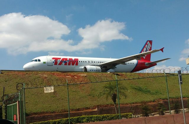 Airbus A320 (PR-MYY) - Airbus A320 da TAM aguardando para decolagem no Aeroporto de Congonhas.br /Obs: Foto tirada no final de 2016 