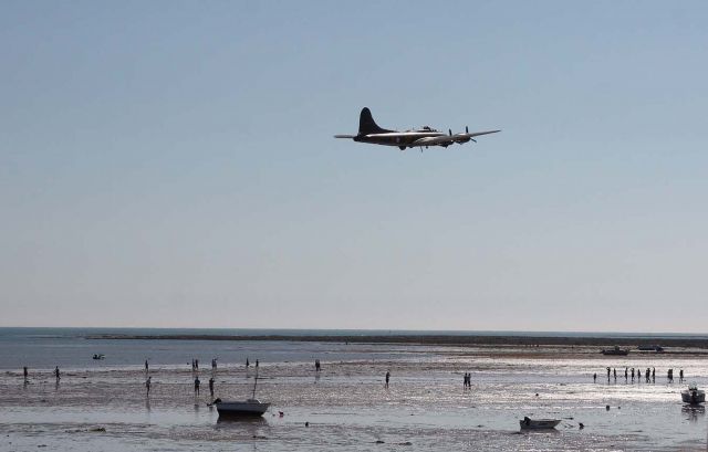 Boeing B-17 Flying Fortress (G-BEDF) - Passage bas du Sally B sur la plage de la Guérinière à Noirmoutier (France)