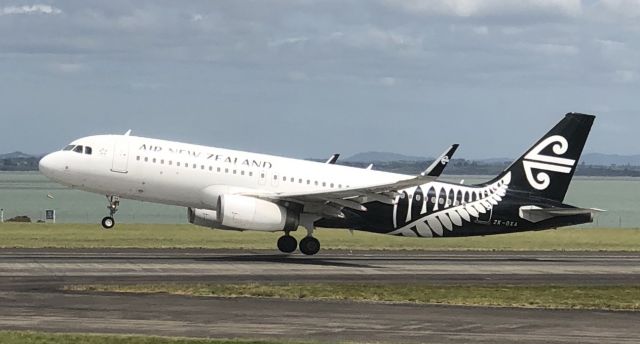 Airbus A320 (ZK-OXA)