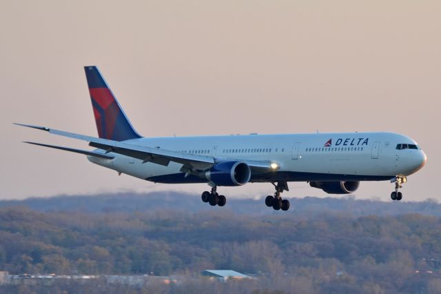 BOEING 767-400 (N833MH) - Sunset arrival