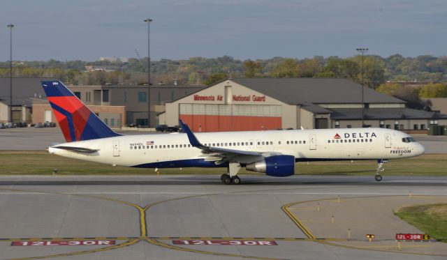 Boeing 757-200 (N694DL) - Departing MSP