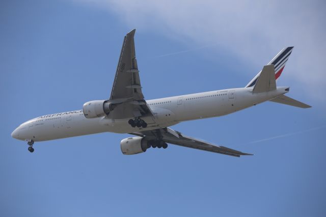 BOEING 777-300ER (F-GSQU)