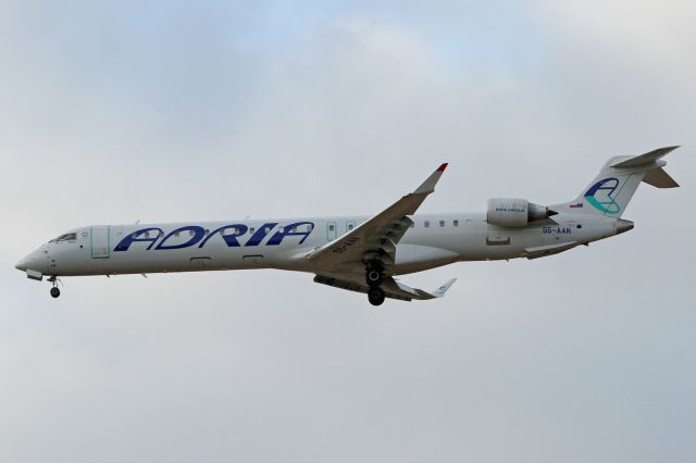 Canadair Regional Jet CRJ-900 (S5-AAN)