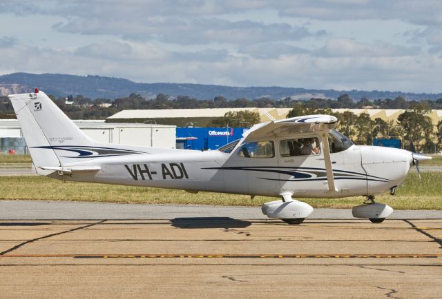 Cessna Skyhawk (VH-ADI) - UNIVERSITY OF SOUTH AUSTRALIA - CESSNA 172S SKYHAWK SP - REG VH-ADI (CN 172S-10029) - PARAFIELD AIRPORT ADELAIDE SA. AUSTRALIA - YPPF (15/11/2016)