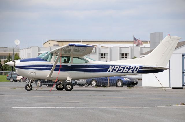 Cessna Skylane (N95620) - Seen at KFDK on 4/27/2010.      a href=http://discussions.flightaware.com/profile.php?mode=viewprofile&u=269247  [ concord977 profile ]/a
