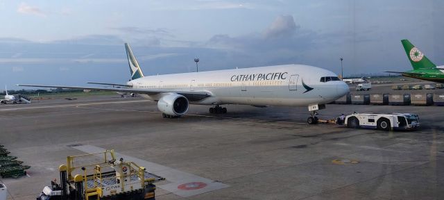 Boeing 777-200 (B-HNV) - B-HNV is ready of take off to Hong Kong for flight CX463