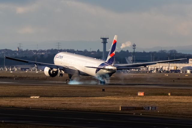 BOEING 777-300 (PT-MUA)