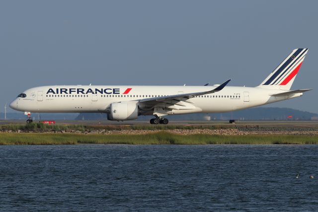 Airbus A350-900 (F-HTYI) - AFR 333 departing back to Paris Charles de Gaulle Airport