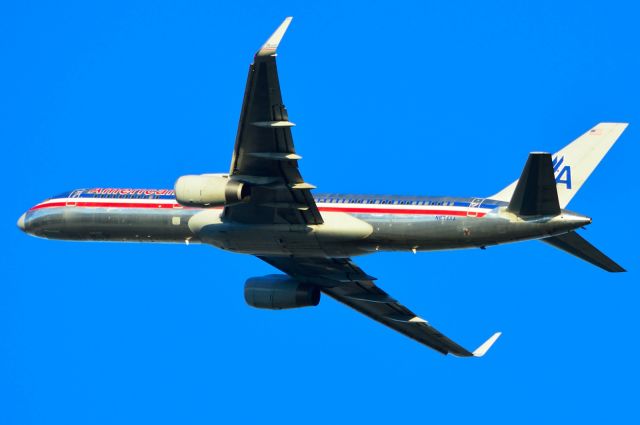 Boeing 757-200 (N634AA) - American - N634AA - B757-200 - Departing KDFW 11/17/2013