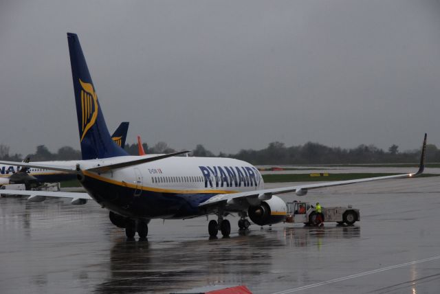 Boeing 737-800 (EI-EVN) - Push back