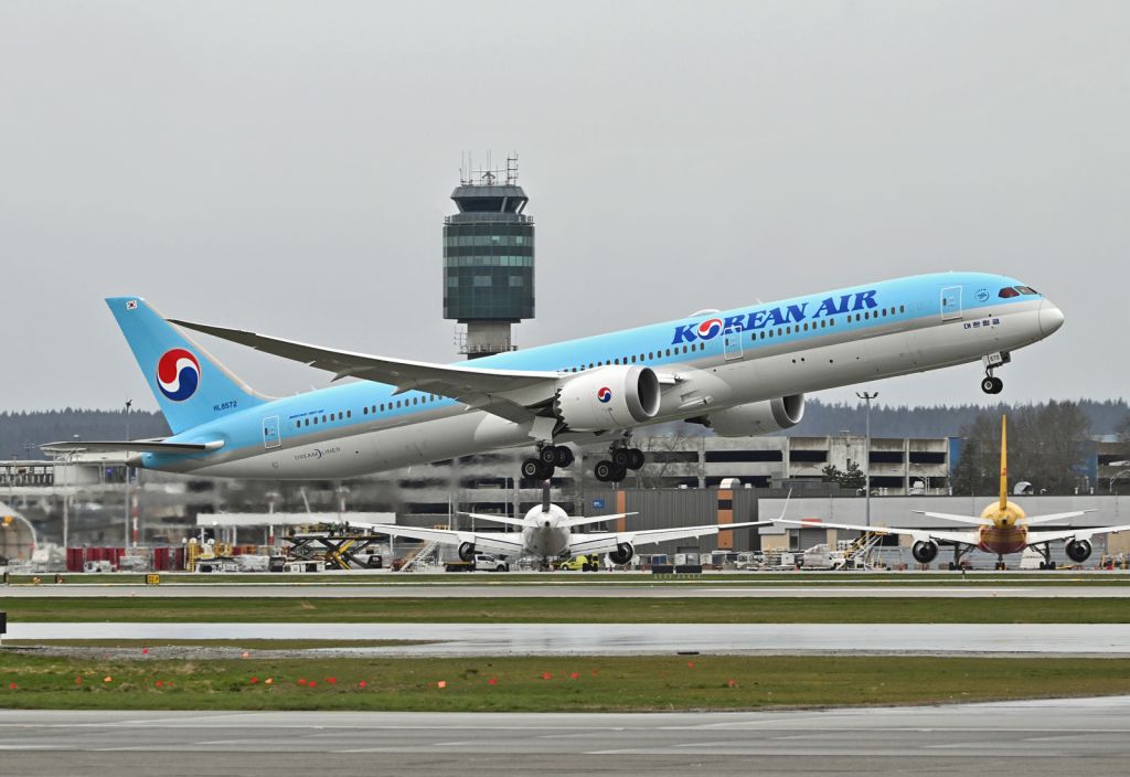 BOEING 787-10 Dreamliner (HL8572)