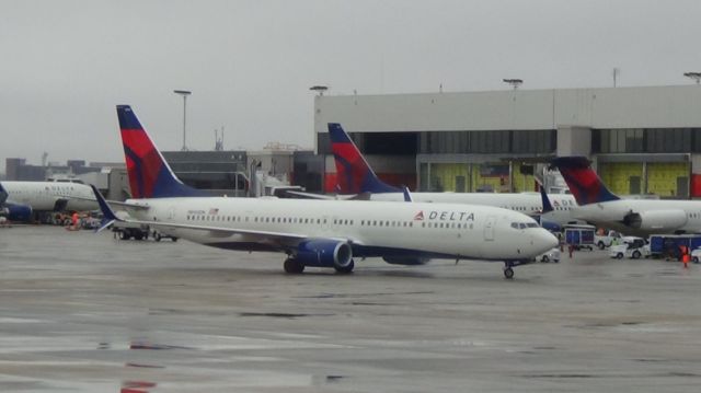 Boeing 737-900 (N840DN) - Delta 1972 arriving from San Juan at 10;57 AM EST and will depart out to out to New York LGA. Taken November 29, 2016 with Sony HDR-CX230.