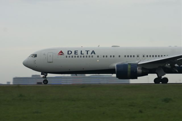 BOEING 767-300 (N186DN)