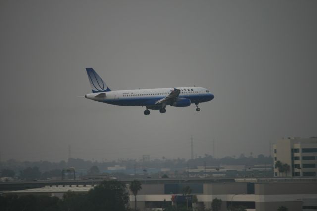 Airbus A320 (N492UA)