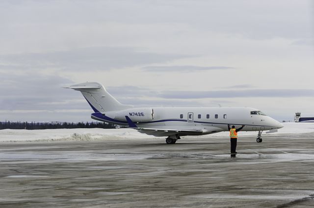 Bombardier Challenger 300 (N742E)