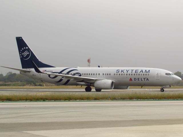 Boeing 737-800 (N381DN) - One of the Delta Skyteam liveries turning off 24R.