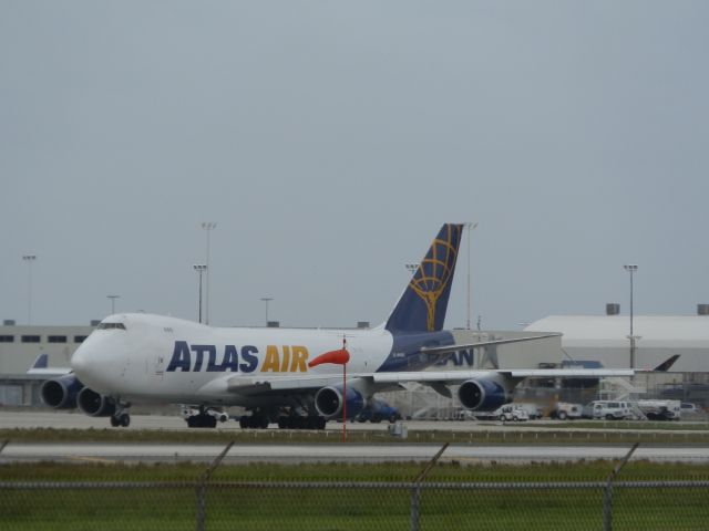 Boeing 747-400 (N415MC)