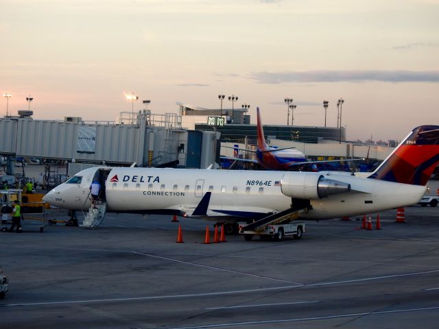 Canadair Regional Jet CRJ-200 (N8964E)