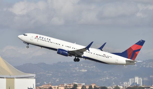 Boeing 737-900 (N855DN) - Departing LAX on 25R