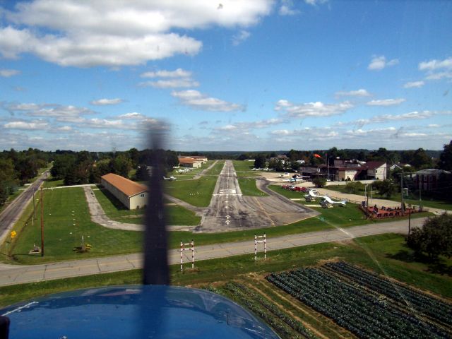 Cessna Skyhawk (N46603) - The beautiful small runway of Skypark: only 2410 x 37 ft