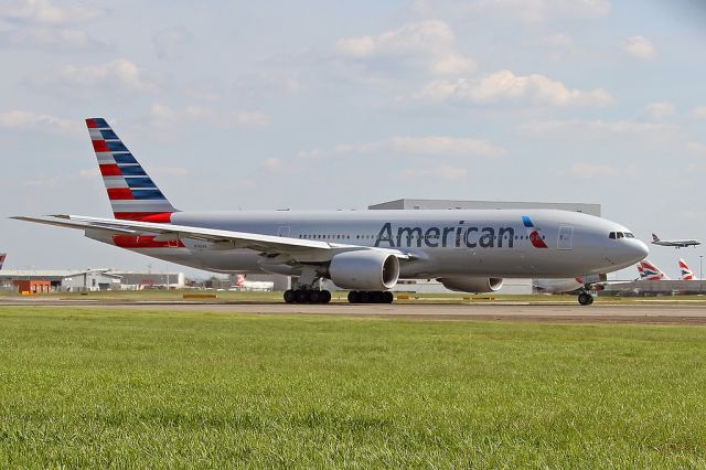 Boeing 777-200 (N782AN) - This beauty with the new livery at London.