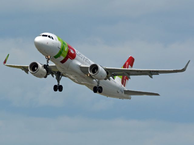 Airbus A320 (CS-TNQ) - St. Magleby RWY22R