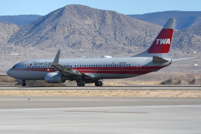 Boeing 737-800 (N915NN)