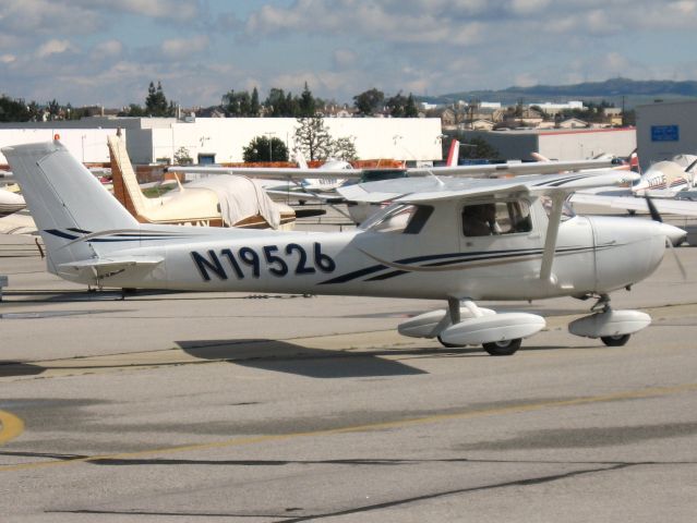 Cessna Skyhawk (N19526) - TAXIING AT FULLERTON