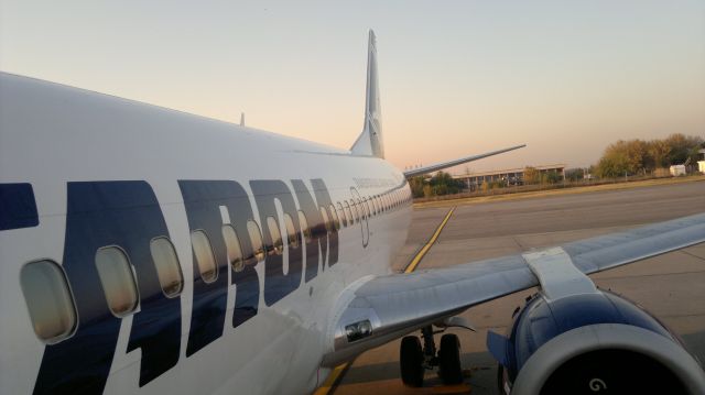 BOEING 737-300 (YR-BGE) - While boarding at LROP (OTP)