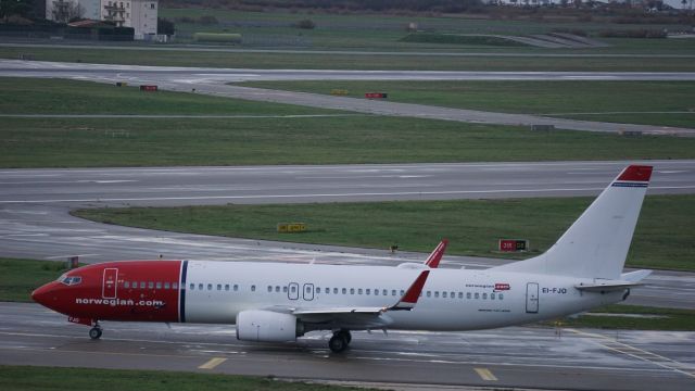 Boeing 737-700 (EI-FJO) - Départ pour Nice depuis Marseille, (dérouter à cause du mauvais temps ) .