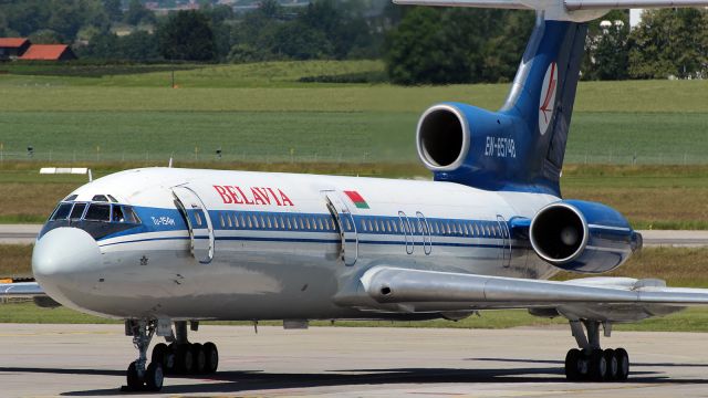 Tupolev Tu-154 (EW-85748)