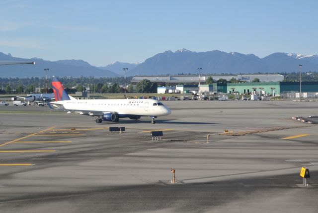 Embraer 170/175 (N634CZ) - Taxing for 26L at Vancouver International